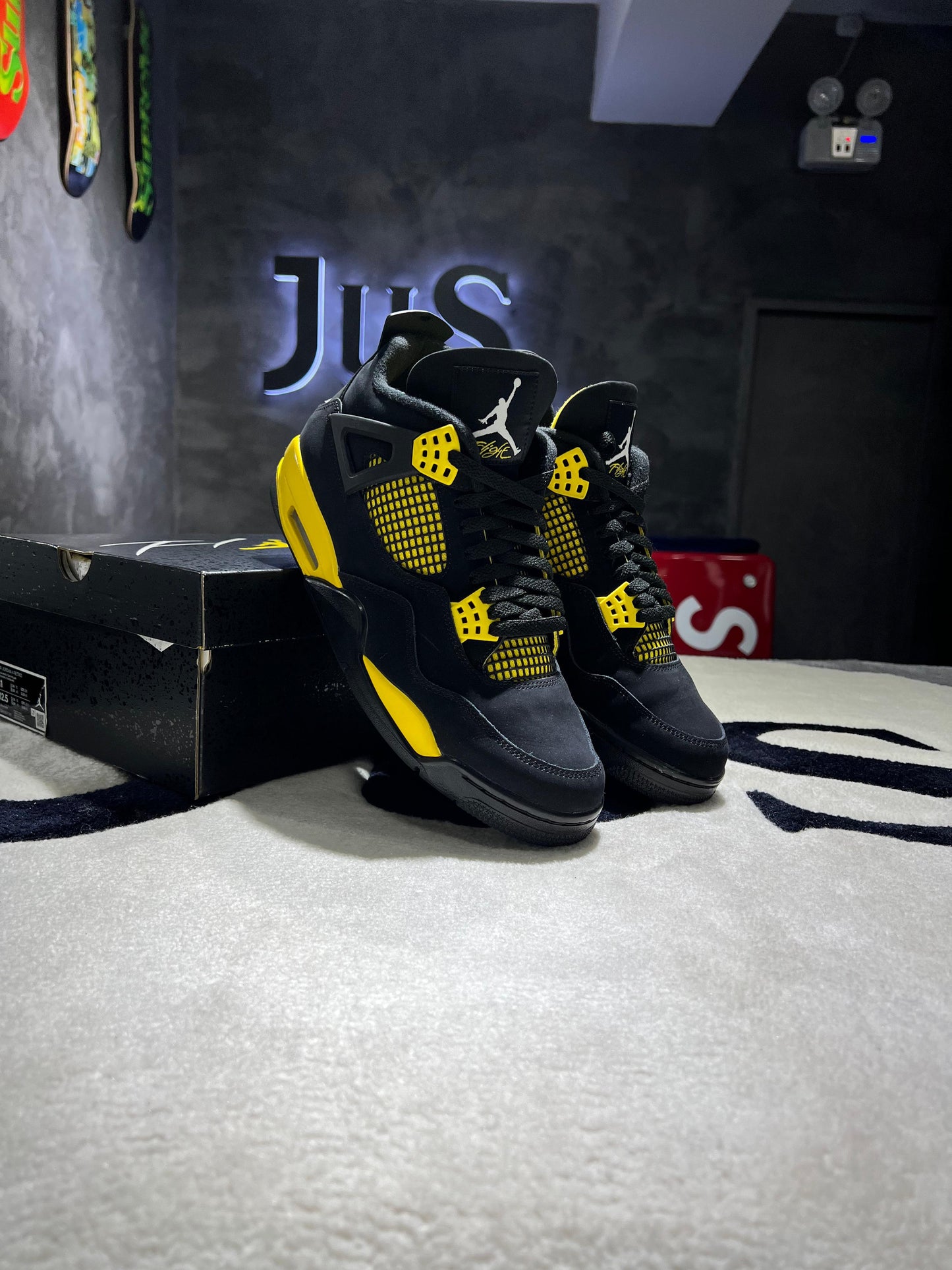 Jordan 4 Retro Thunder Yellow (2023)