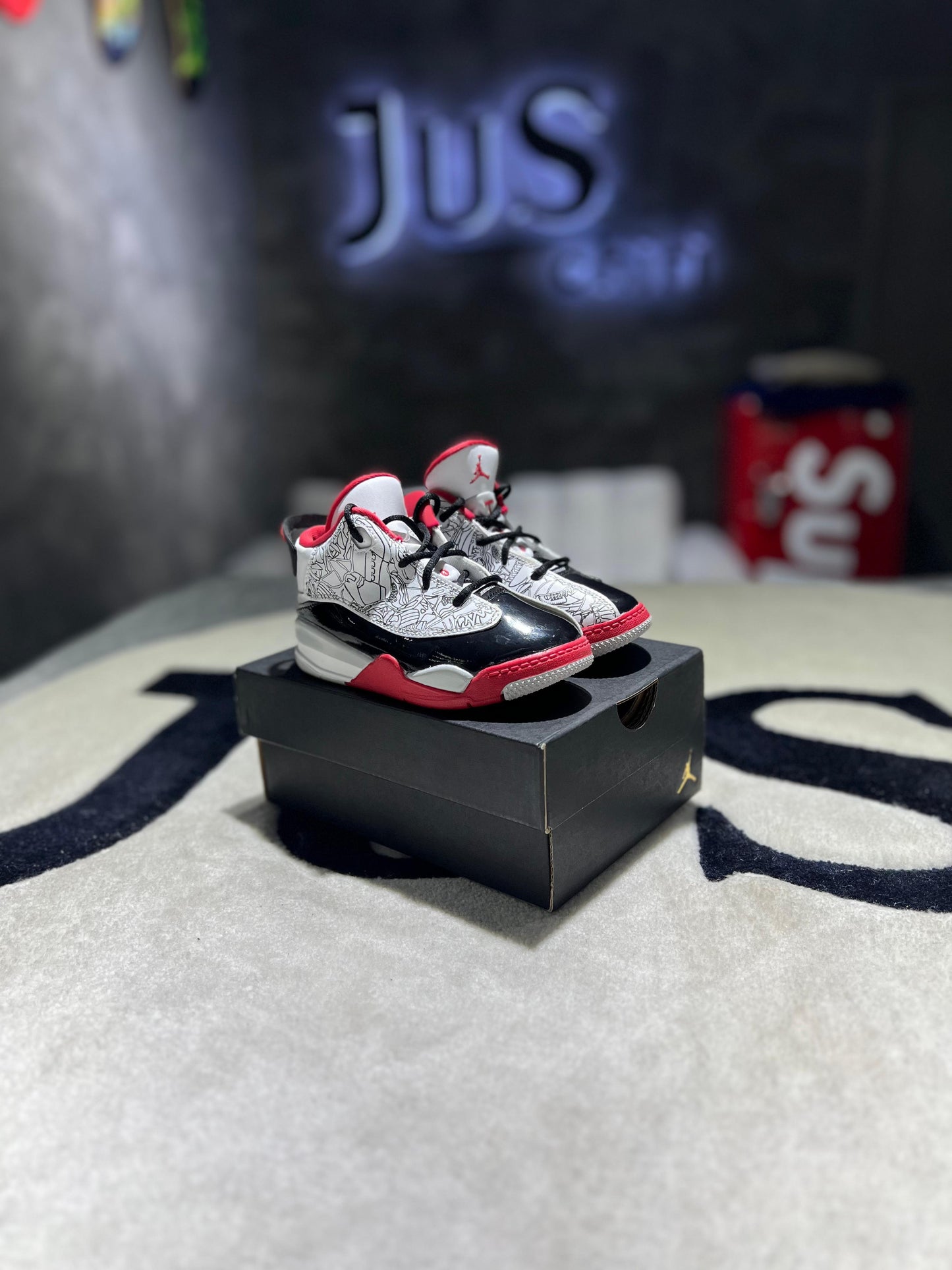 Jordan Dub Zero White Black Neutra l Grey True Red (TD)