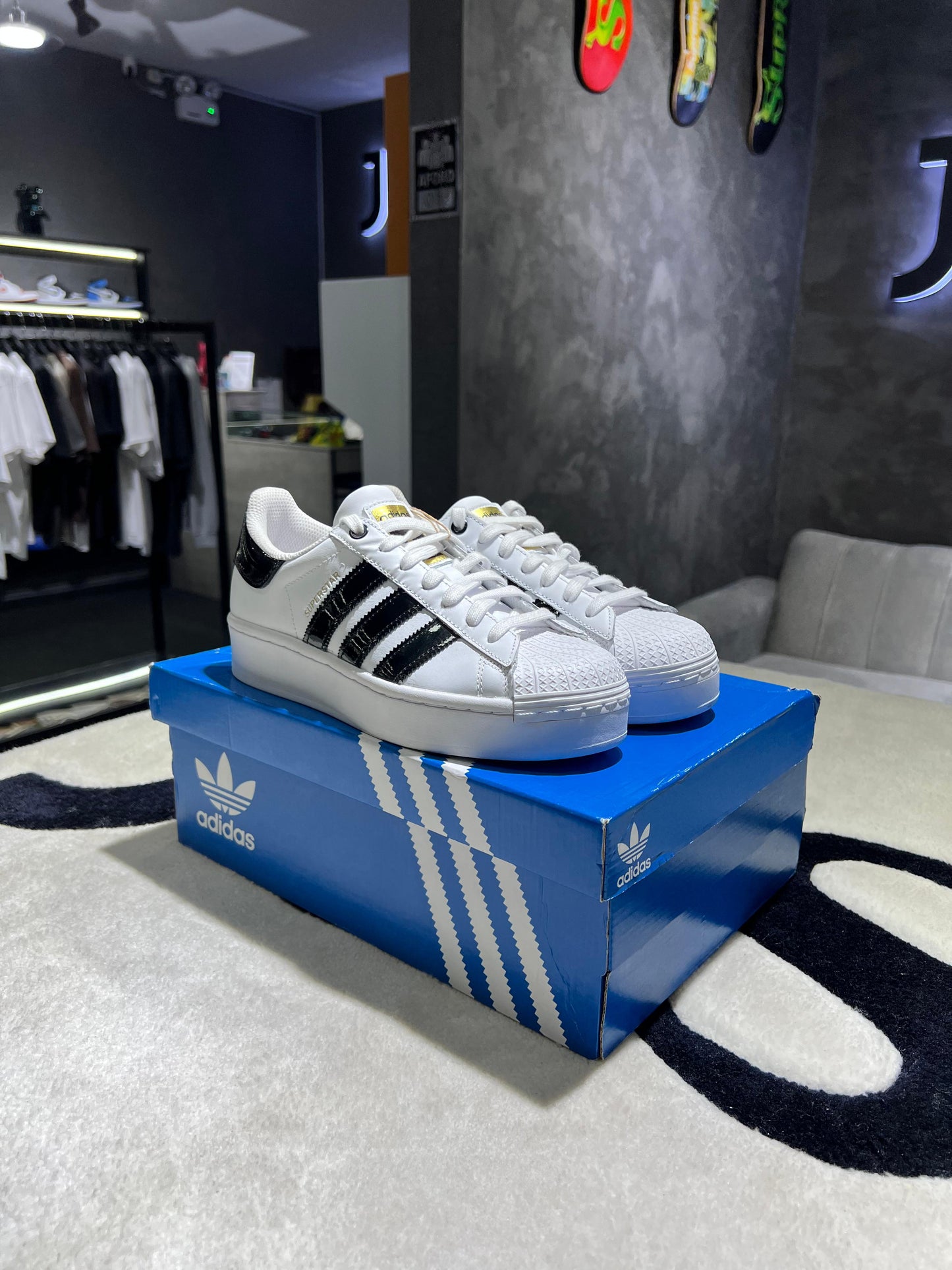 SUPERSTAR   BOLD
