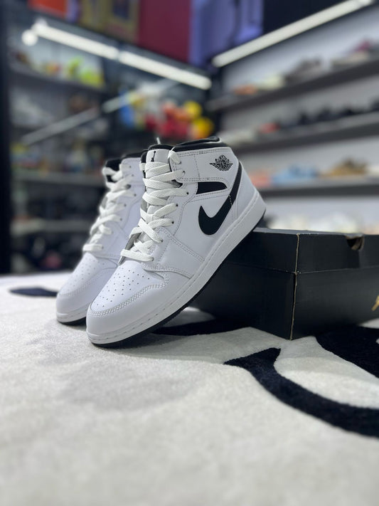 Jordan 1 Mid Reverse Panda